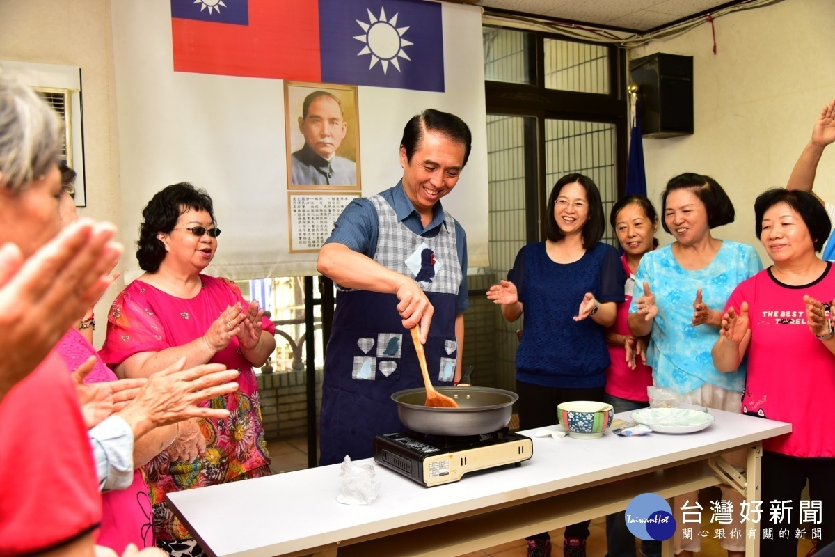 陳學聖說，烘蛋經過翻轉，蛋的香氣才會散發出來，所以桃園也要翻轉