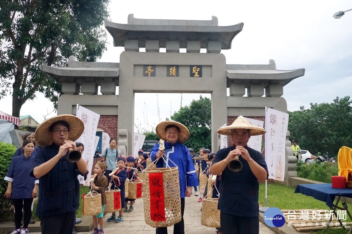 客家局長何明光引領身著藍衫的學童挑字紙簍進場，為祭典揭開序幕。