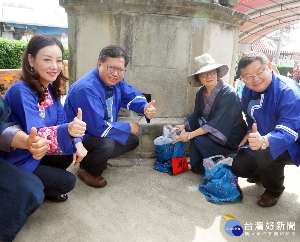 送聖蹟祭典中，桃園市長鄭文燦、立委蔣絜安、客家局長何明光以金鏟將聖蹟裝入聖蹟袋中。