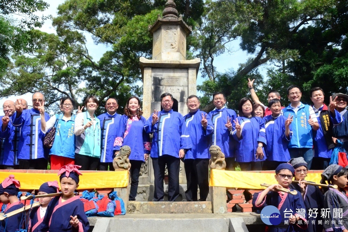 送聖蹟祭典完成後，桃園市長鄭文燦和與會來賓合影。