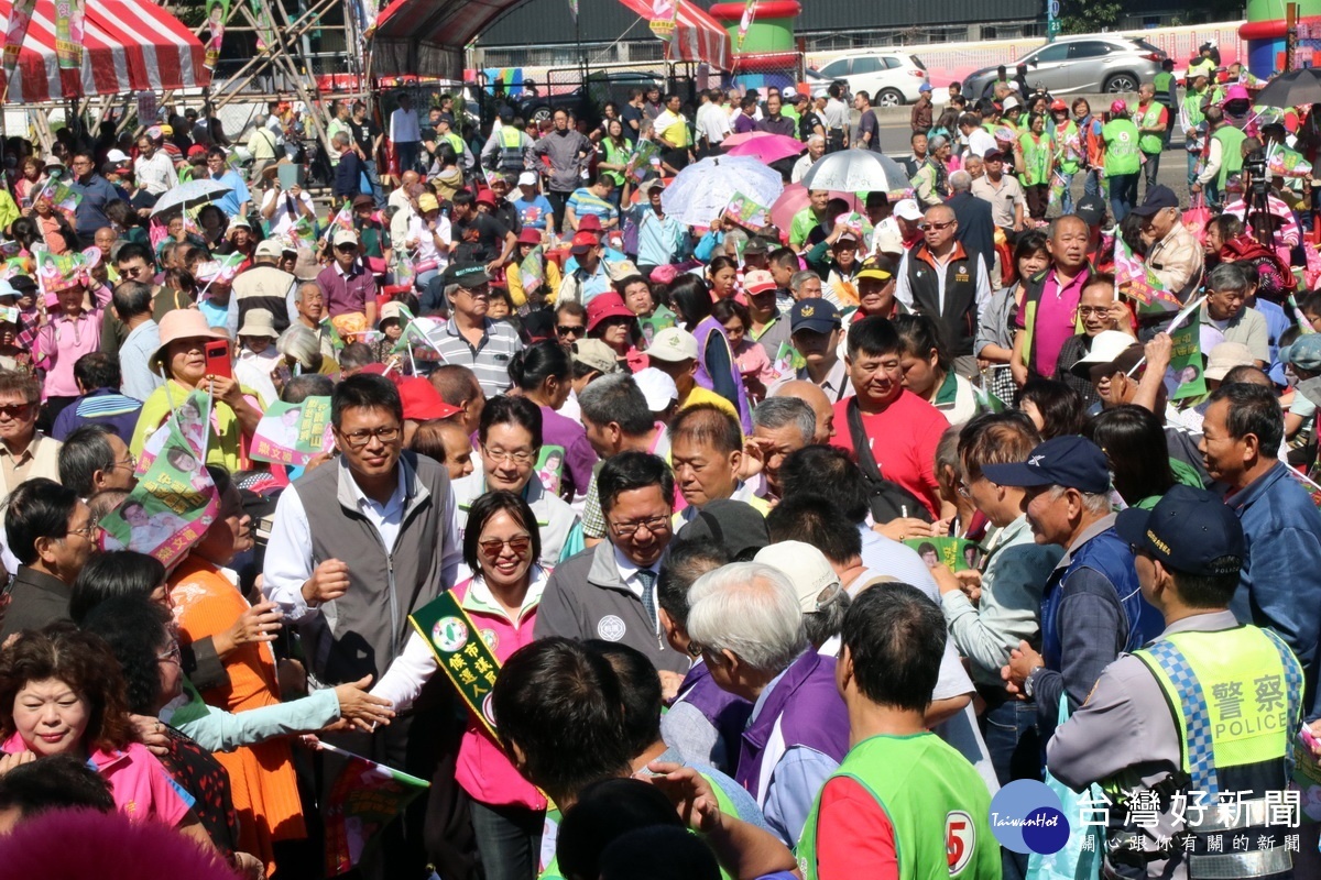 桃園市長鄭文燦和桃園市議員林俐玲共同進場時，被熱情民眾簇擁高喊當選。