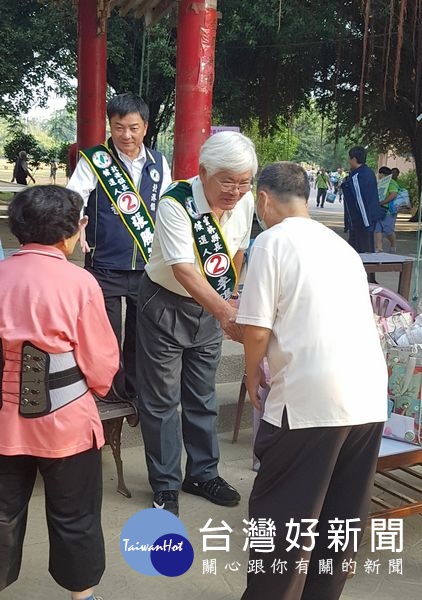 雲林縣長李進勇與北港鎮長張勝智走入人群，與鄉親面對面握手問候，感受每一雙手的溫度與期待，沿途受到民眾熱情招呼。（記者陳昭宗拍攝）