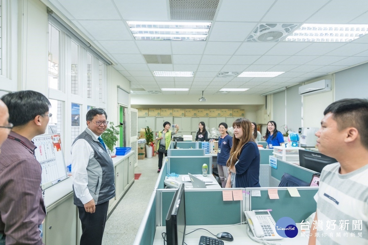 桃園市長鄭文燦前往大園區大園國中舊校區，出席「桃園航空城聯合服務中心啟用典禮」。