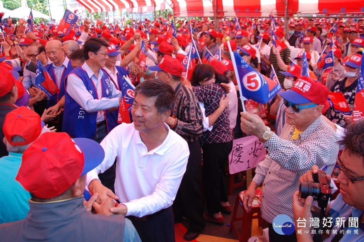 強忍母喪的方一峰受鄉親鼓勵加油。(圖/記者黃芳祿攝)