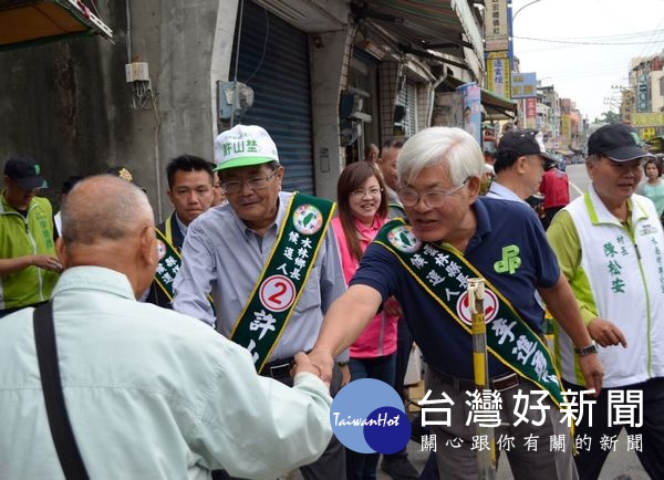 雲林縣長李進勇與水林鄉長參選人許山埜及縣議員參選人林昀蔚等走進人群，一步一腳印與鄉親握手拜票，發揮母雞帶小雞的精神，展現團隊高昂士氣。（記者陳昭宗拍攝）