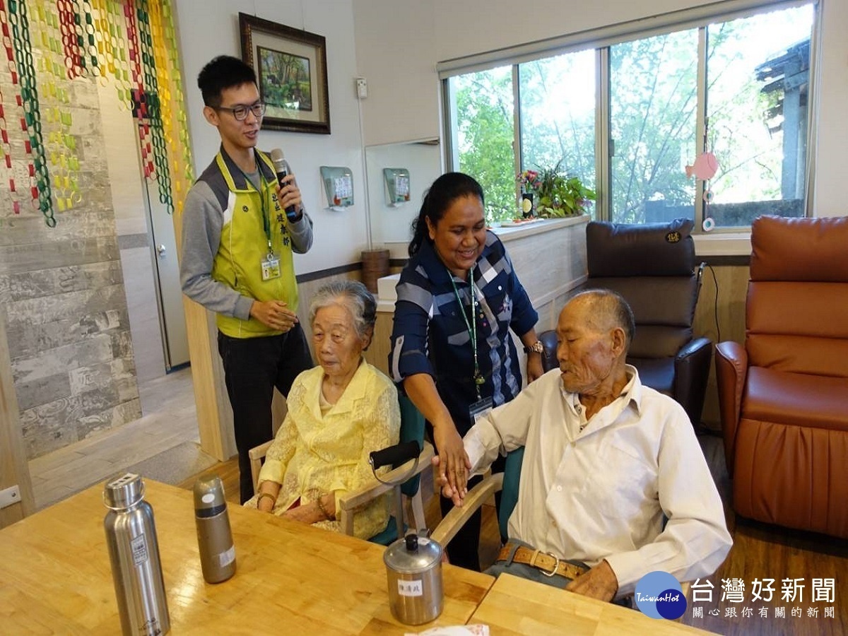 帛琉醫療人員參訪秀和苑　老長輩驚喜「烙英語」打招呼