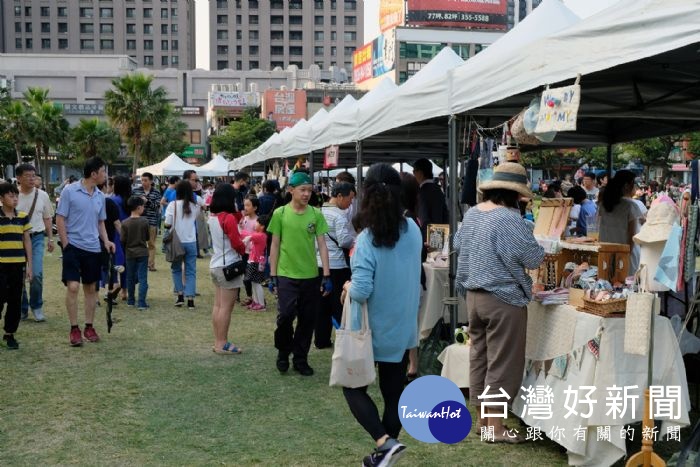 桃園市政府藝文設施管理中心主辦《2018鐵玫瑰社區日》，將於11月25日（星期日）在桃園藝文廣場舉行。