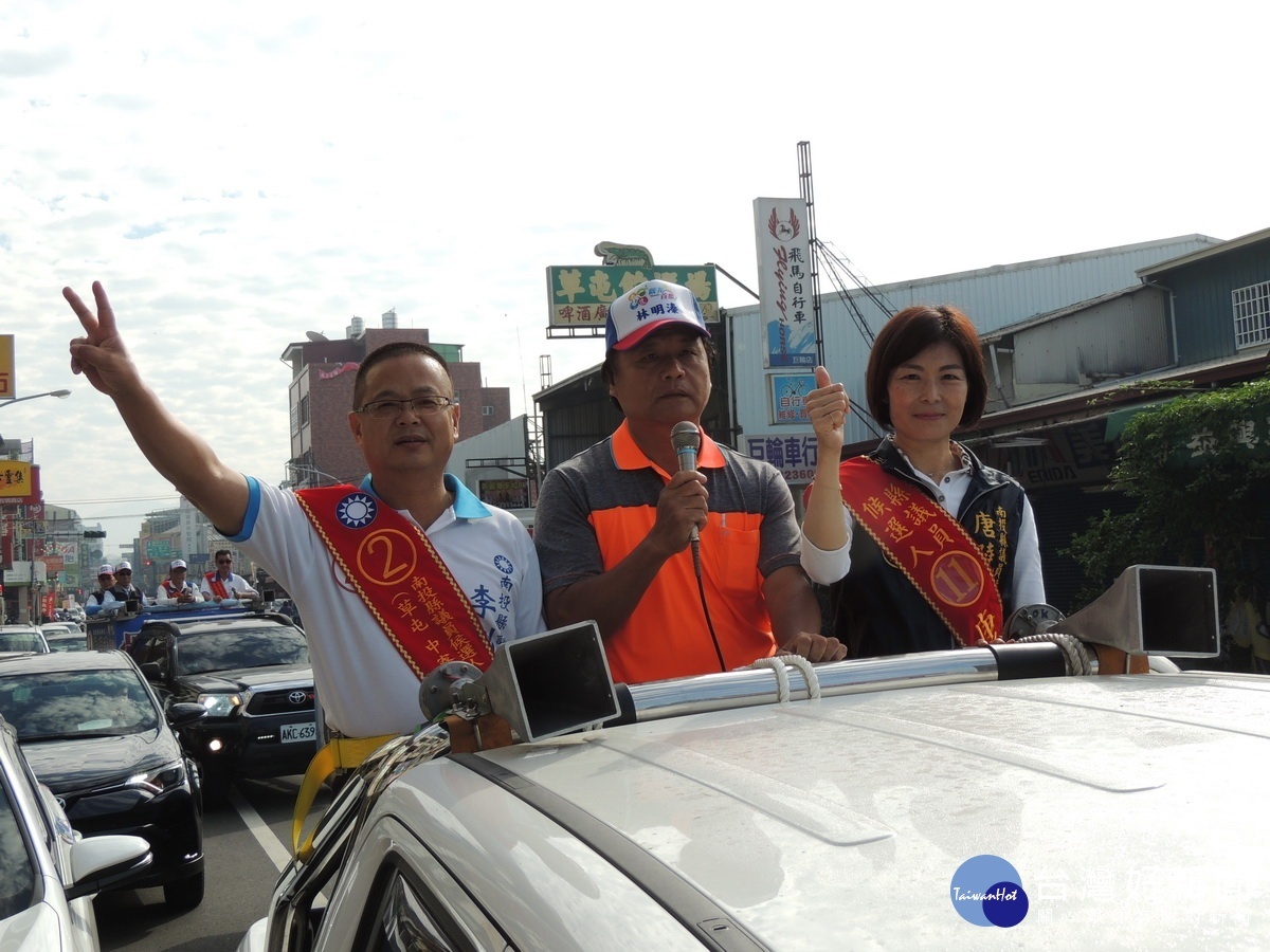 李洲忠和唐曉棻競選縣議員，跟著車隊一同拜票。