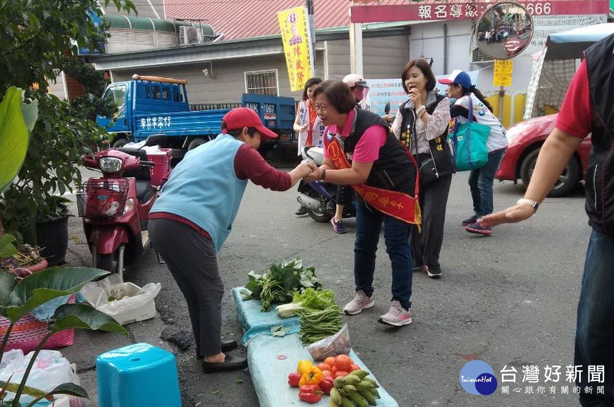 林明溱的夫人陳麗珠化身分身在埔里早市出現勤加拜票。