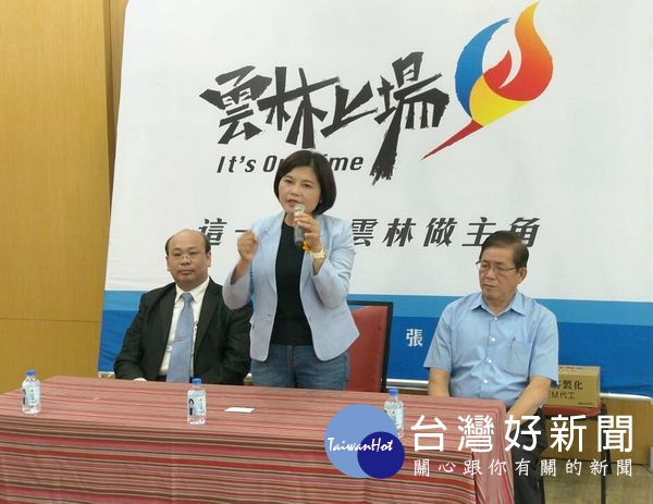 張麗善接獲中選會頒發雲林縣長當選證書，並公布張清良、張志銘及陳志揚等小內閣職務，盼齊心發揮專才，為雲林鄉親服務。（記者陳昭宗拍攝）