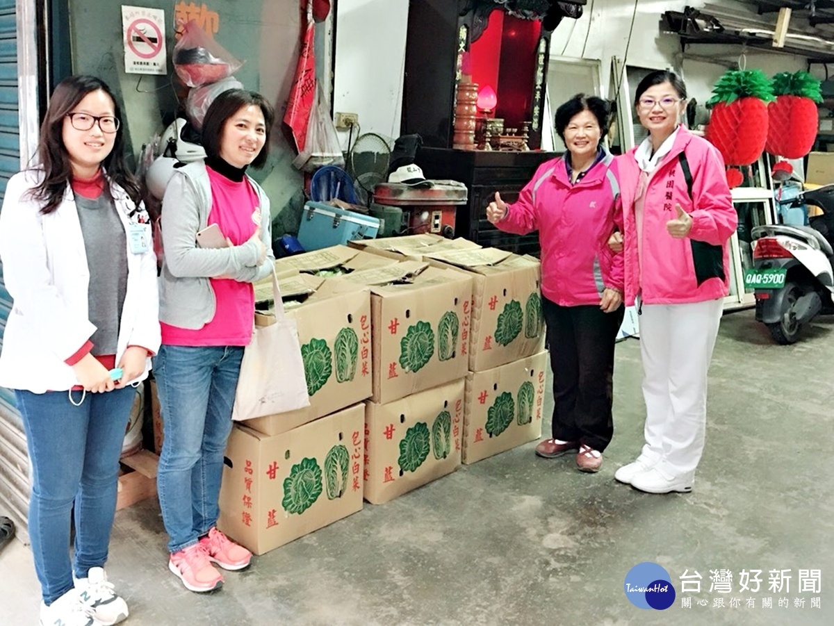 秉坤婦幼醫院結合桃醫 買高麗菜支持菜農回饋社區民眾