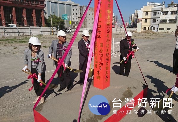 立委蘇治芬及北港鎮長張勝智連袂參加星巴克、肯德基北港店動土典禮，隨後前往北港魅力河段營造工程會勘，邀請鄉親共同見證北港起飛。（記者陳昭宗拍攝）