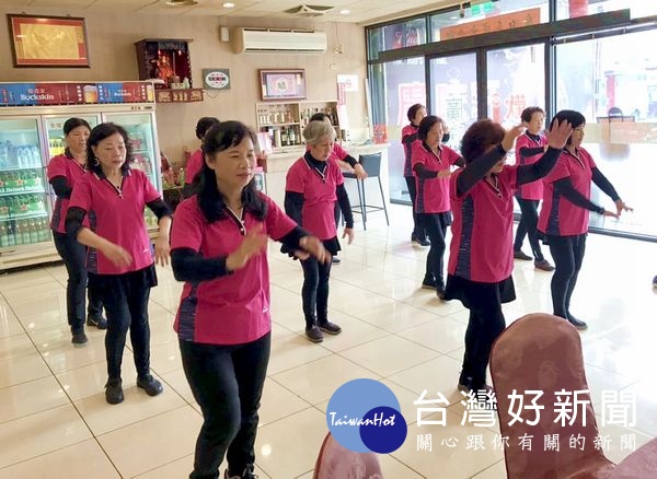 仁一醫院主任吳雅雯及廣味軒餐館等，邀請華山基金會北港樹腳里巷弄c據點的老寶貝們團圓圍爐，感受社會溫馨與關懷。（記者陳昭宗拍攝）