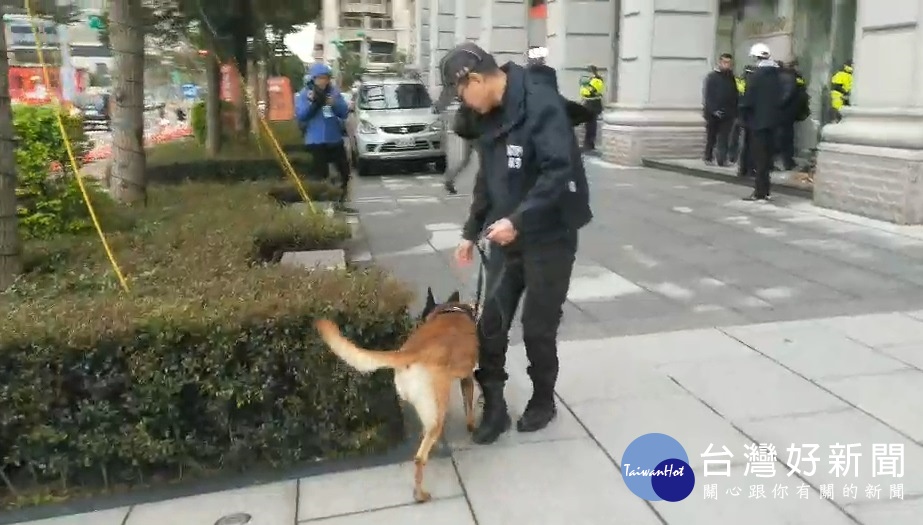 桃園歲末跨年晚會，中壢分局協調新北警犬隊警犬協勤，進行偵測爆裂物及查緝違禁品。