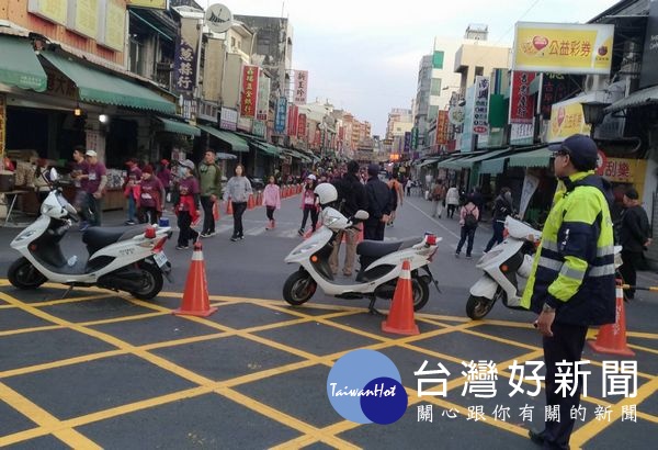 配合北港媽祖盃全國馬拉松，警方除執行交管維護跑者安全，亦落實犯罪預防宣導。（記者陳昭宗拍攝）