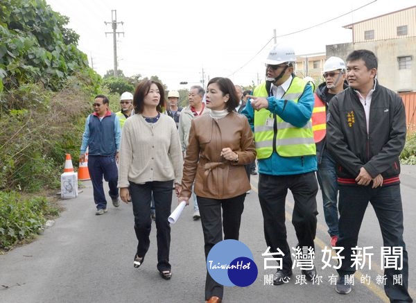 縣長張麗善前往高鐵雲林站會勘站區聯外道路系統改善計畫，以及聯外道路指示標誌的增設工程，盼提升鄉親往返高鐵站的便利。（記者陳昭宗拍攝）