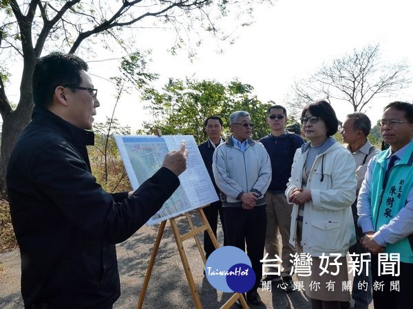 立委蘇治芬邀集國防部官員與鎮代會勘查虎尾空軍基地閒置空間，盼軍民透過充分溝通，打造共生共構的優質生活環境。（記者陳昭宗拍攝）