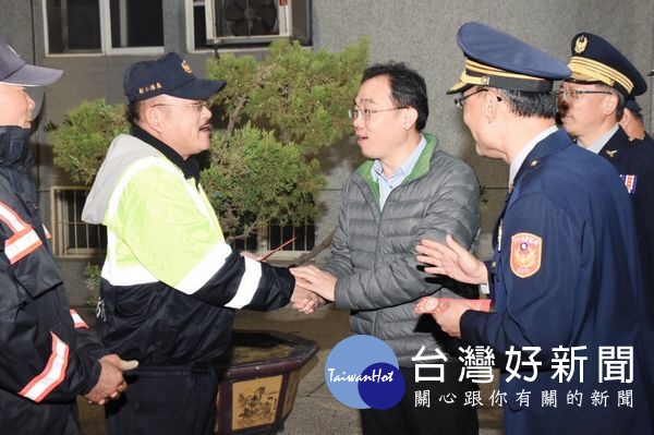 雲林縣政府秘書長張志銘率同警察局副局長許明曜等幹部，前往北港警分局和南安里守望相助隊巡視，亦向執勤警民力加油打氣。（記者陳昭宗拍攝）