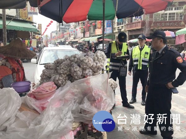 北港朝天宮附近商家用招牌等物佔用道路推銷金紙或停車位等路霸問題，引發民怨，北港警方嚴厲執行清道專案整頓交通，讓旅客春遊北港更順暢。（記者陳昭宗拍攝）