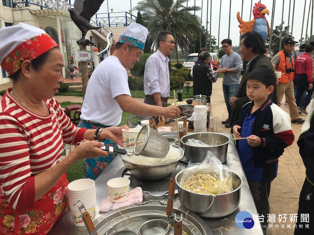 市公所請大家品嚐南投意麵的美味。（記者扶小萍攝）