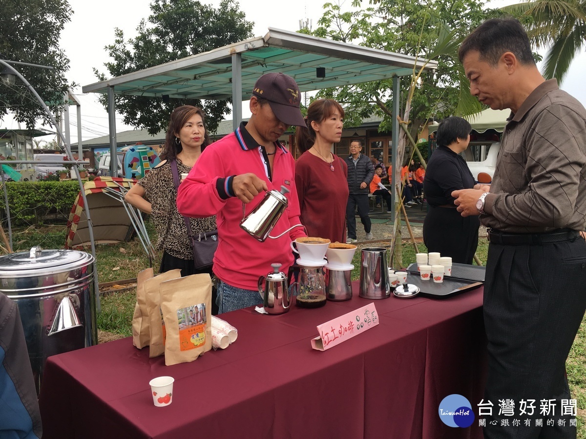 紅土咖啡是在地火紅飲品。（記者扶小萍攝）