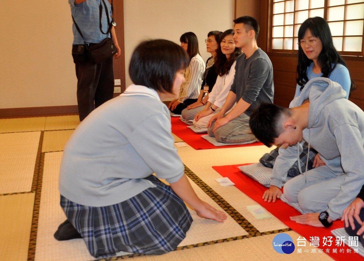 日本小松市青少年訪問團在建國科大以茶會友，亦顯露出日台文化的差異。