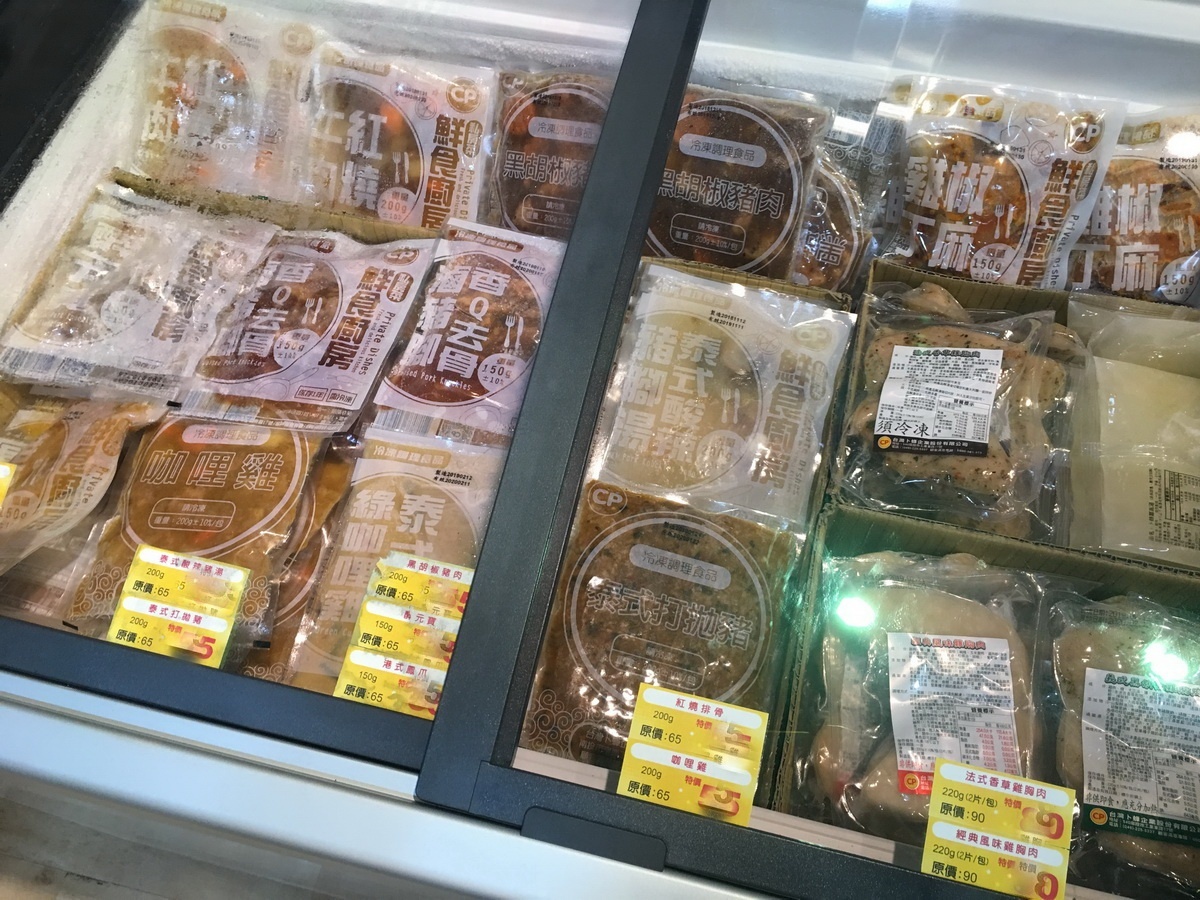 這些冷凍製品回家熱一下就可食用。（記者扶小萍攝）