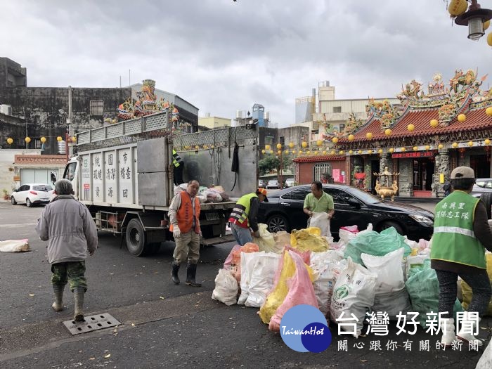 環保志工與環境清潔稽查大隊一同清運資源回收物