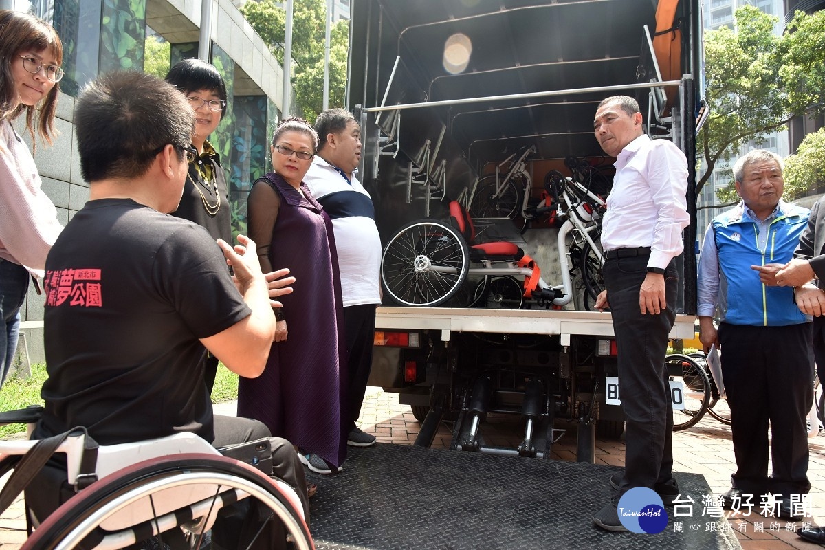 智英科技捐贈新北愛心運輸車　讓身障朋友體驗手搖車運動樂趣 台灣好新聞 第2張