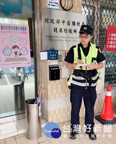 所得稅申報開跑，北港警方為保護民眾財產安全，在稽徵所前增設巡邏箱並加強巡邏班次，讓民眾安全感大幅提高。（記者陳昭宗拍攝）