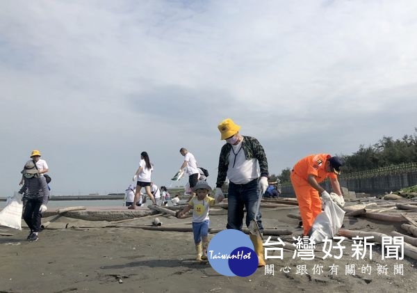 海巡署第四岸巡隊與鈺齊國際股份有限公司於三條崙海水浴場辦理淨灘活動，共同為守護海洋環境、永續海洋資源盡一份心力。（記者陳昭宗拍攝）