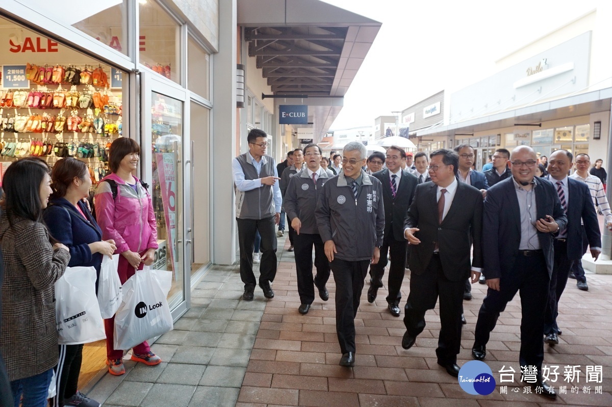 桃園市長鄭文燦在華泰名品城副董長兼執行長陳炯的引導介紹下，參觀華泰名品城的各大知名品牌。