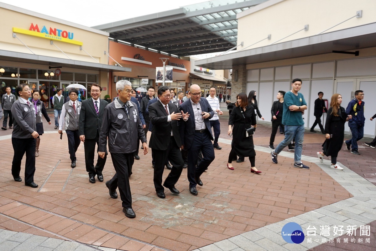 桃園市長鄭文燦在華泰名品城副董長兼執行長陳炯的引導介紹下，參觀華泰名品城的各大知名品牌。