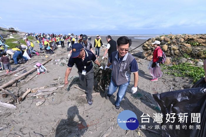 桃園富林溪200人淨灘，給水鳥美麗的海岸。