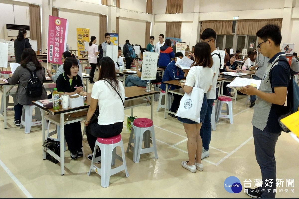 桃園市政府就業服務處與桃園市榮民服務處共同辦理「一鹿相挺 職向未來」徵才活動。