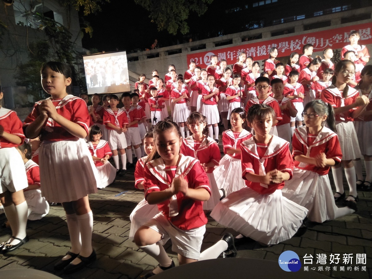 南投國小合唱團表演。