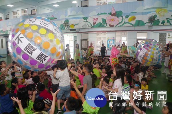 雲林縣府政風處校園誠信巡迴宣導列車開抵四湖鄉立幼兒園，透過蒲公英劇團生動逗趣的演出，散播廉潔誠信的種子於孩童心中。（記者陳昭宗拍攝）