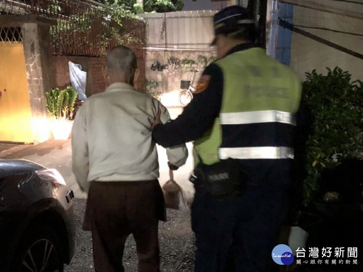 老翁迷途路上徘徊　暖心警協助返家 台灣好新聞 第1張