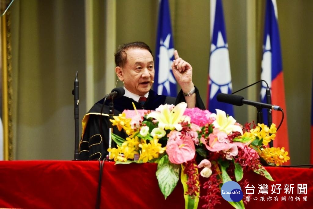 中原大學校長畢典獻唱 祝褔學生為生命帶來美好