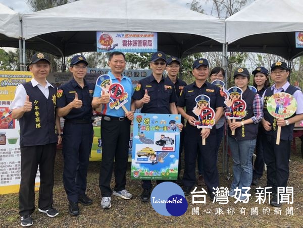 北港警分局利用雲林縣龍舟競賽現場執行青春專案宣導，與民眾近距離互動、發送文宣品，縣長張麗善共襄盛，展現保護青少年的決心。（記者陳昭宗拍攝）