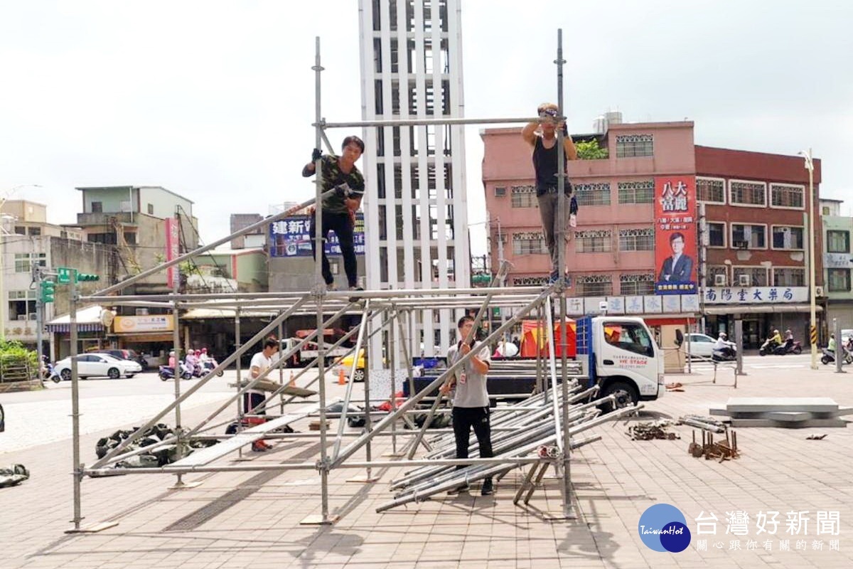 立委趙正宇舉辦「星空電影院」，工作人員提前進行舞台螢幕搭建作業。