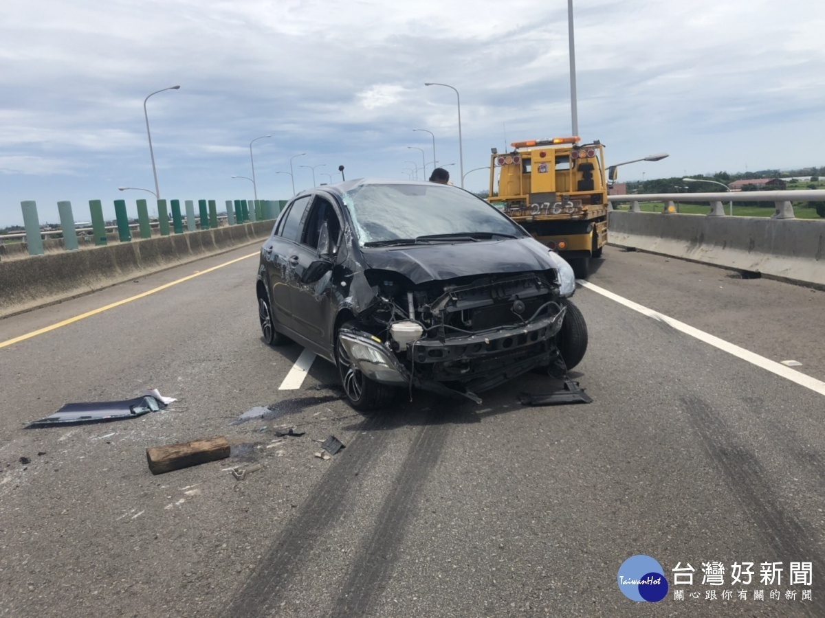 觀音區台61線西向5公里處，發生一起自小客車爆胎翻車事故，車上乘客手腳擦傷、駕駛平安無事。