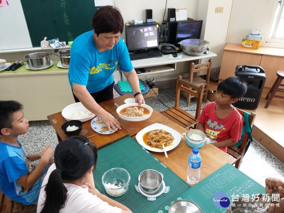 南投家扶中心扶幼委員會水里區主委陳淑惠準備自家拿手好菜宴請課輔班的學童。