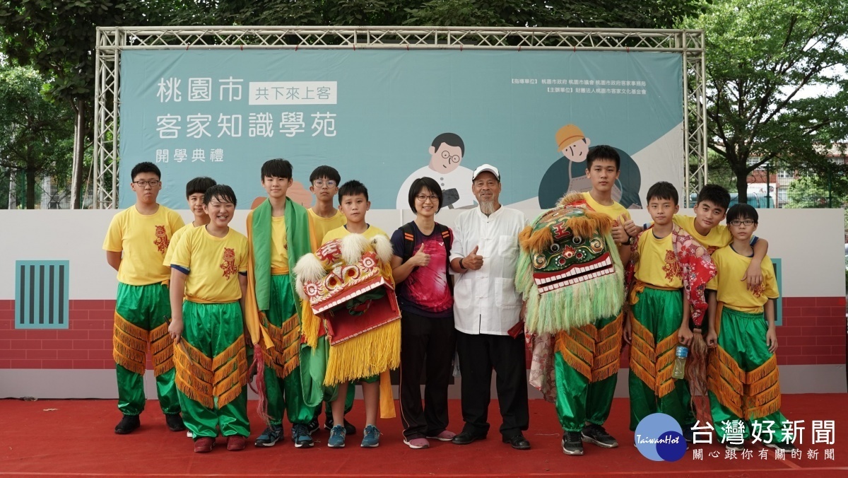 平鎮客家舞獅劉文珍師傅帶領平鎮國中學生演出客家舞獅團。