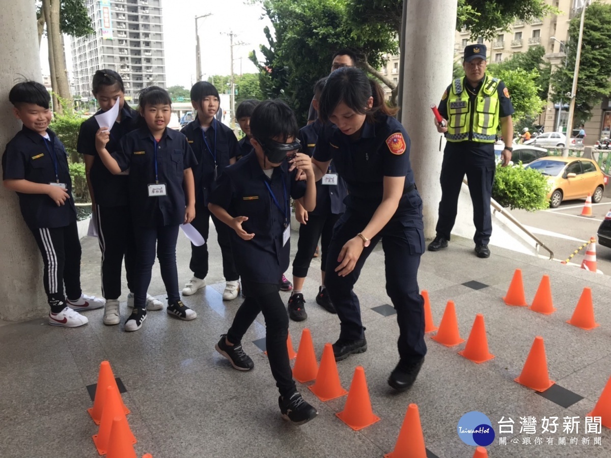 平鎮警分局舉辦「青春波麗士神探體驗營」宣導活動，一起採證闖關、模擬手槍射擊，活動現場驚呼連連。