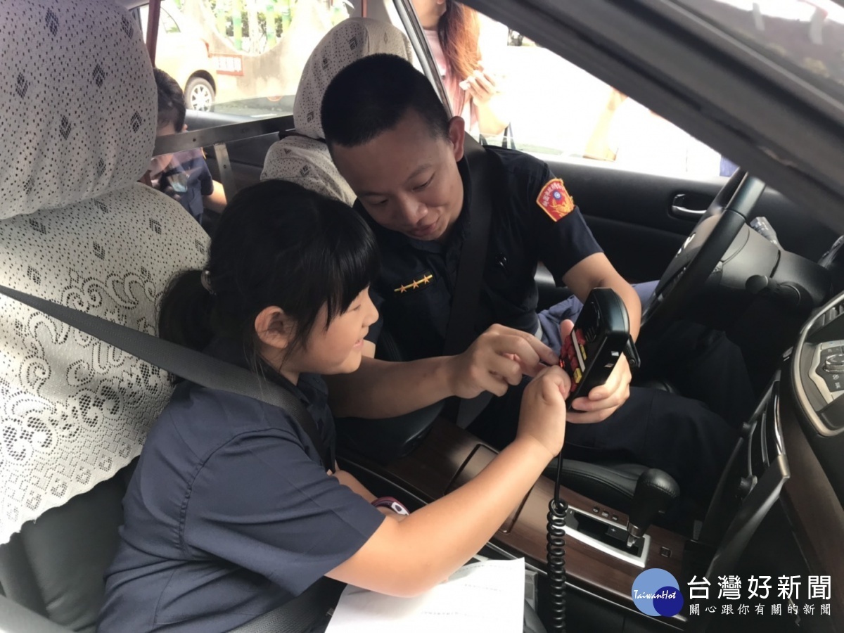 平鎮警分局舉辦「青春波麗士神探體驗營」宣導活動，一起採證闖關、模擬手槍射擊，活動現場驚呼連連。