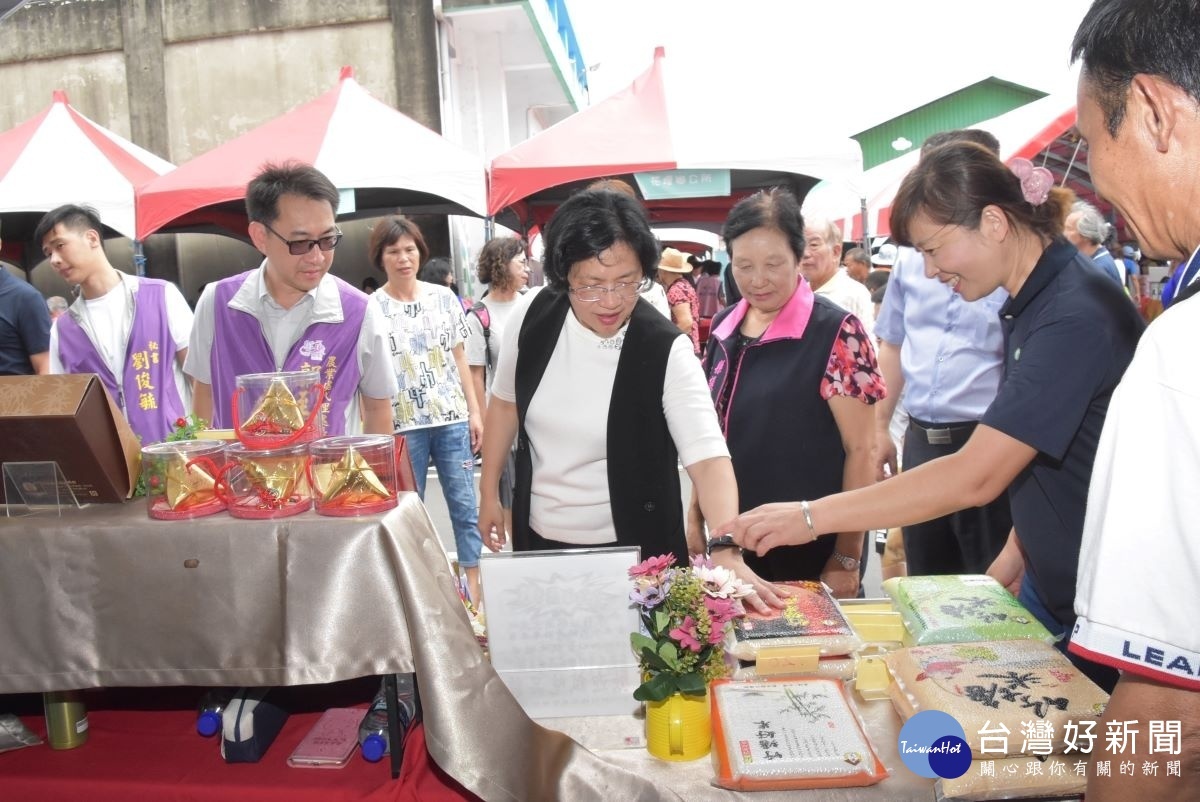 花壇仲夏茉莉藝術季，縣長王惠美關心攤位農民農產品。