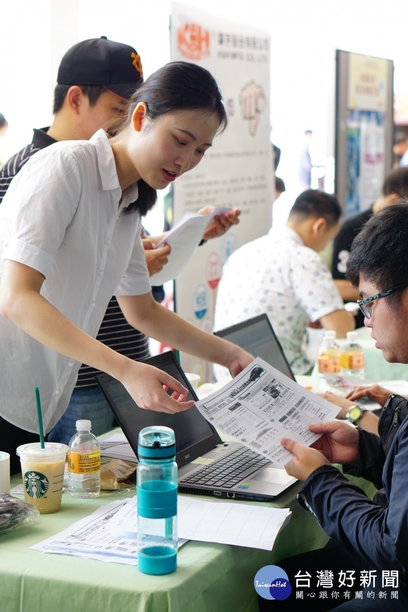 「一鹿相挺 職向未來」桃市府就服處於桃園展演中心辦理36家企業聯合徵才活動，釋出超過1,400個職缺