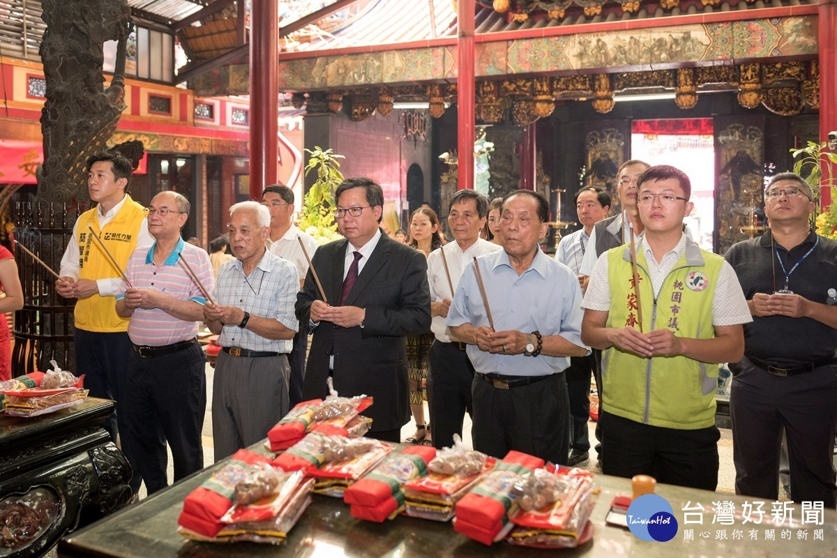 桃園市長鄭文燦於「桃園市桃園區2019慶讚中元文化活動記者會」中和與會來賓們一起在景福宮上香祈福。