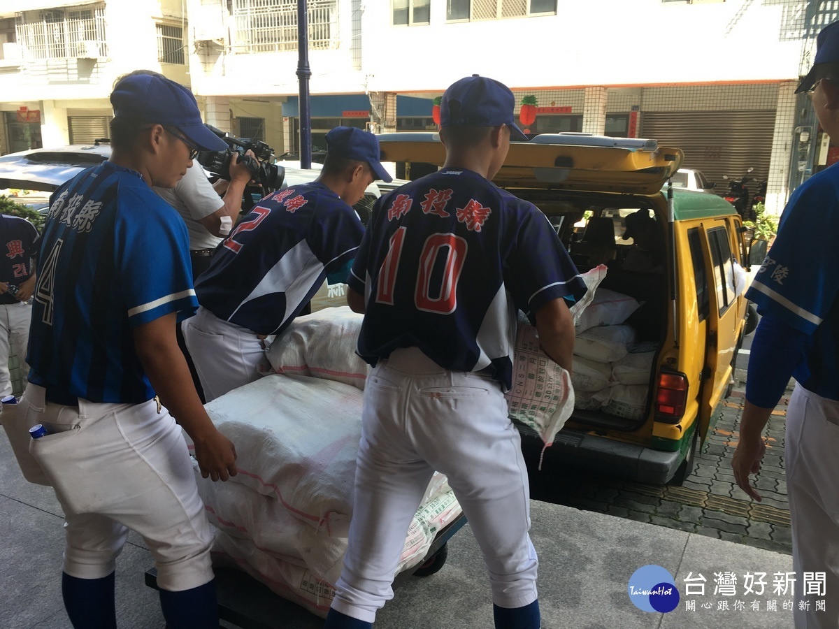 南投市公所轉送普渡物資　幫助弱勢並為在地棒球隊加油 台灣好新聞 第2張